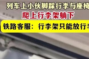 老佛爷赠送拉波尔塔新伯纳乌模型，两人相视一笑